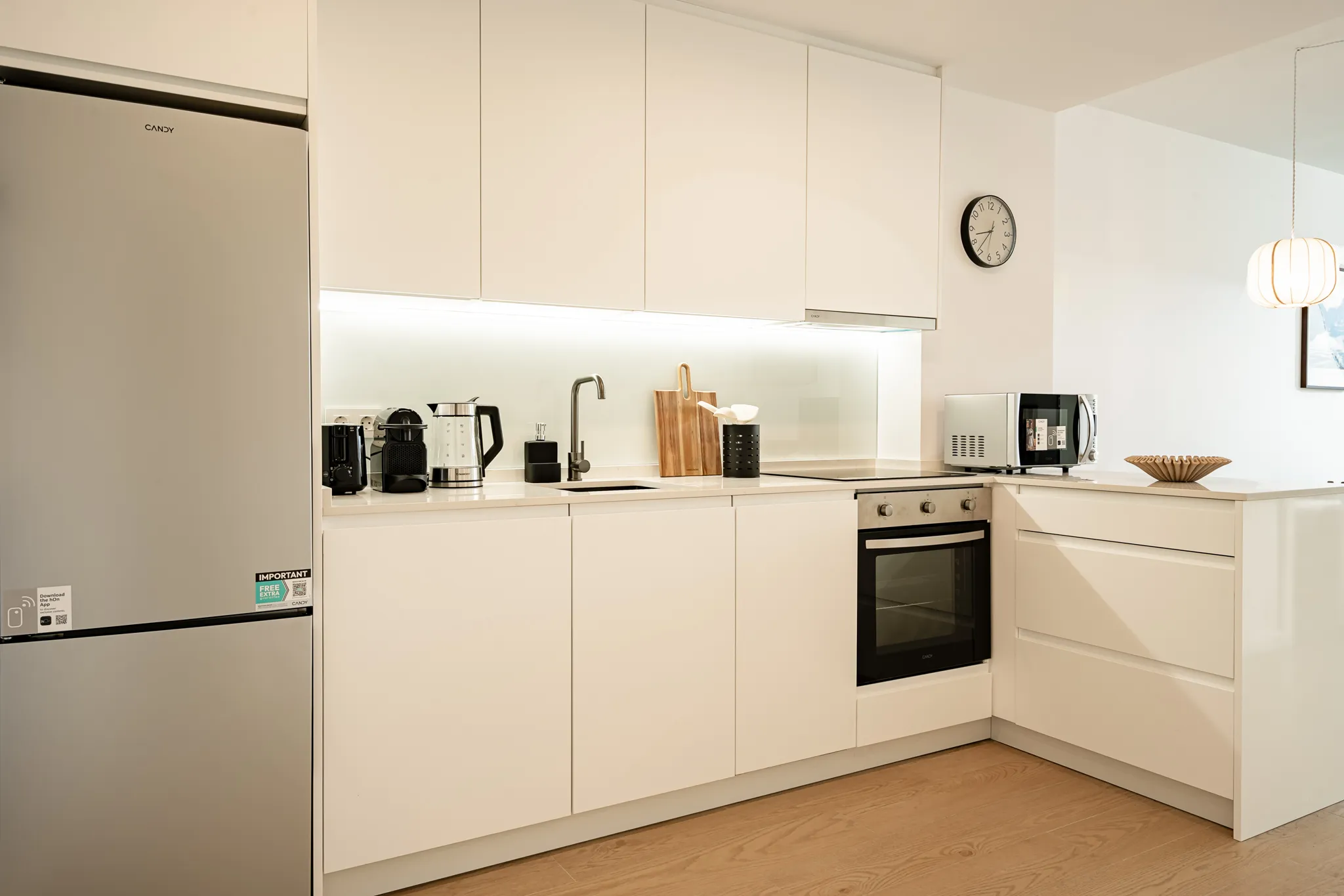 Cocina equipada de una vivienda de coliving Huone