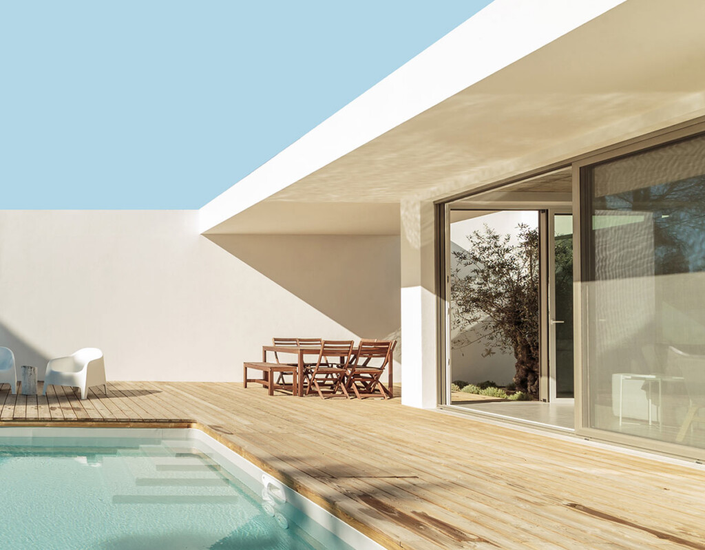 Piscina y terraza de una propiedad en la Costa del Sol